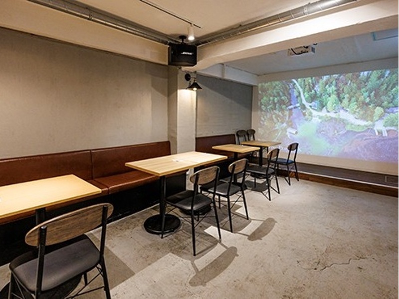 10名様でのご利用から、店内のプロジェクタ―やカラオケをご自由にお使いいただけます。
100インチのプロジェクタ―は、貸切やスポーツ観戦にも最適。