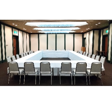 芙蓉の間127㎡（38坪）
会議室を利用する目的に応じて、様々なレイアウトでご提案が可能です。人数や使い方に合わせて、担当スタッフがお客様専用のレイアウト図面をご用意し、より良い実施に向けてお手伝いさせていただきます。
