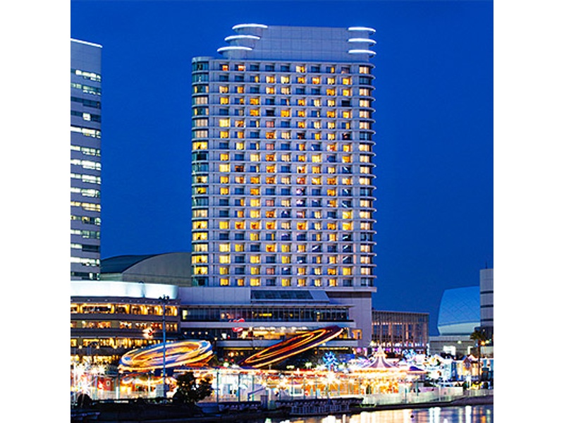 横浜ベイホテル東急はウォーターフロントに位置し、オフィスやコンサートホール、専門店街、そして緑豊かな公園を備えた「クイーンズスクエア横浜」内にございます。「みなとみらい駅」に直結しておりますので天候に左右されることなくご到着いただけます。