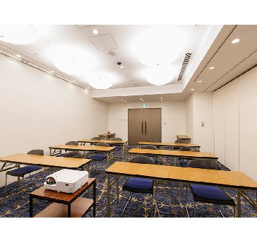 最大シアター型で４８名収容可能です。

お客様の用途に合わせてレイアウトさせていただきます。

「会議・研修・セミナー・展示会・パーティー等」様々なニーズに合わせてご利用いただけます。