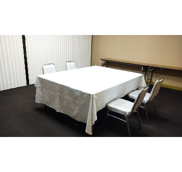 水仙の間　55㎡（17坪）
会議室を利用する目的に応じて、様々なレイアウトでご提案が可能です。人数や使い方に合わせて、担当スタッフがお客様専用のレイアウト図面をご用意し、より良い実施に向けてお手伝いさせていただきます。