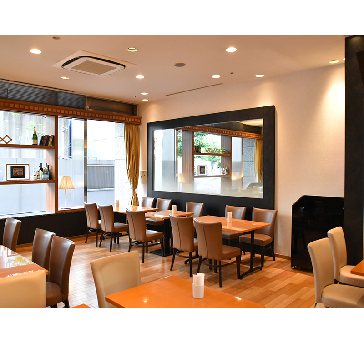 １Ｆ「Restaurant Garden」：店内
明るい自然光がたっぷり入ってくる明るい店内。
お客様の用途に合わせて、レイアウトを変更できます。
