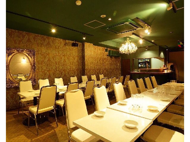 着席60名様、立食70名様までご利用いただける5階フロア。大きなシャンデリアが輝くゴージャスな空間はSNS映え◎大人数でのお誕生日会や同窓会、クラス会に最適！設備もスタッフのサポートもバッチリなので、自作ムービーの上映なども可能です！