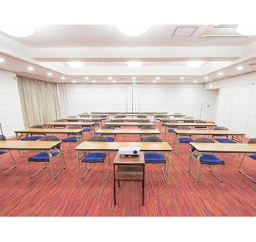 最大シアター型で１２０名収容可能です。

お客様の用途に合わせてレイアウトさせていただきます。

パーティー利用から展示会・セミナー・説明会など様々な用途でご利用いただけます。