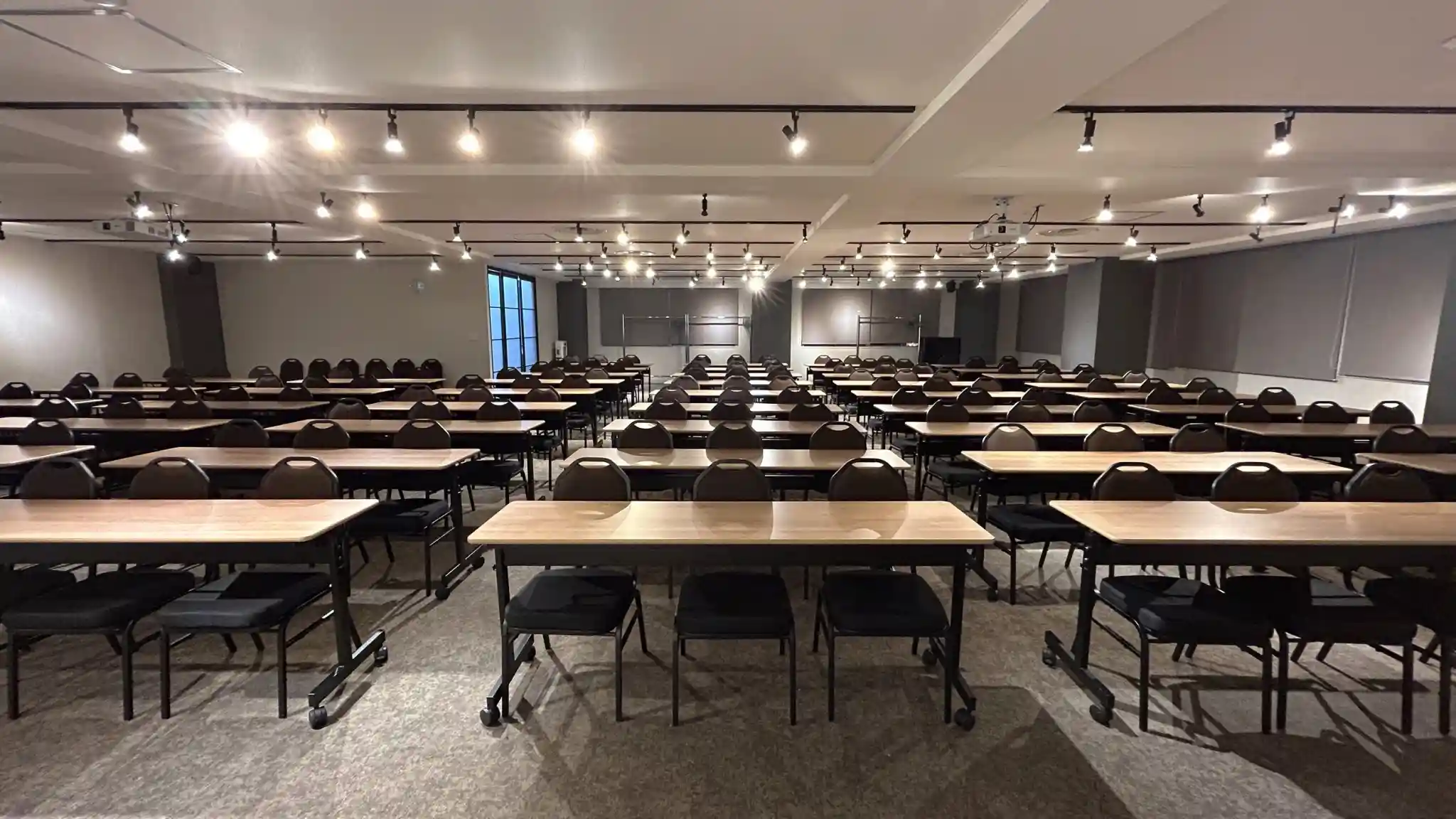 スクール形式144名着席可能 - TIME SHARING 新宿4Aの写真