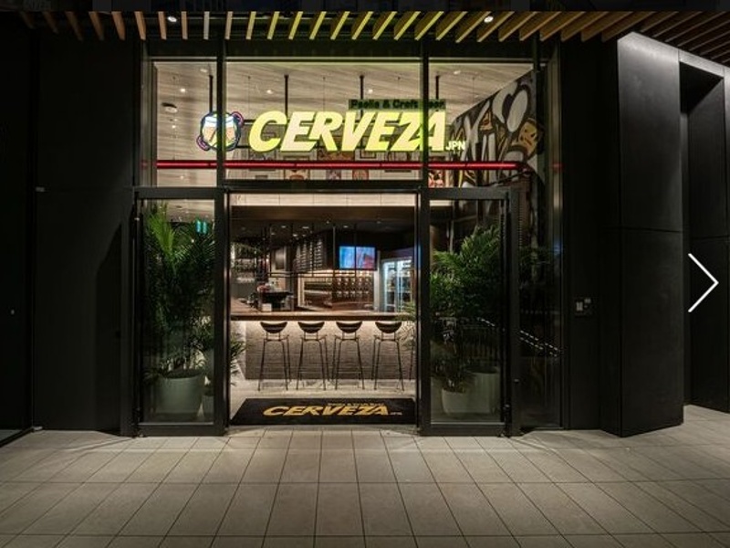 黒を基調としたモダンな外観の店舗入口