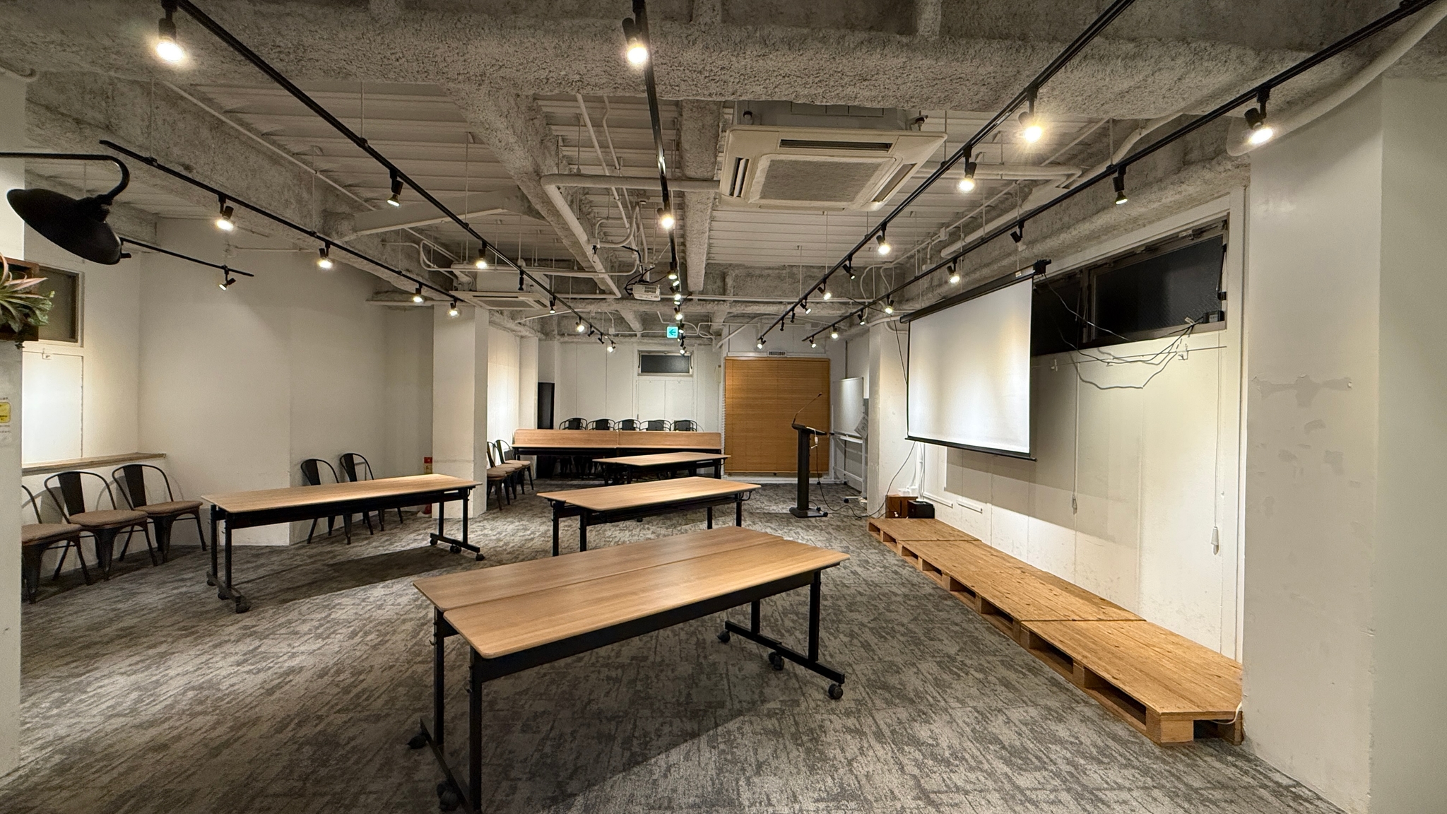 セミナー後の懇親会や交流会にも。テーブルを移動し、立食・半立食形式へレイアウト変更できます！