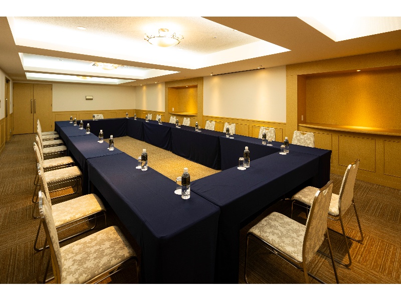 ■ラベンダー
宴会収容人数：着席30名・立食40名
会議収容人数：
[スクール]
2名掛け32名・3名掛け48名
[ロの字]
2名掛け24名・3名掛け36名
[シアター] 70名