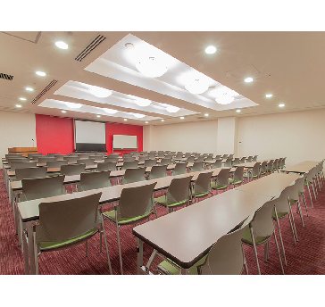 最大シアター型で１０４名収容可能です。

企業説明会・講演会・研修会・会議 など様々な用途にご対応致します。
窓が大きく開放感がありアパレル展示会やイベントルームとしてのご利用にも最適です。また、ビル最上階にあり日当たり 眺めも良く最高のロケーション。