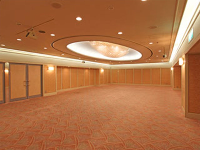 結婚披露宴会場として、照明や音響設備を備えた「クリスタルルーム」。祝賀会やパーティー、また、親しい方とのお集りに最適なスペースです。