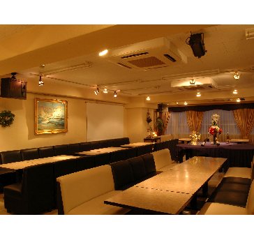 ＜着席ビュッフェ形式＞
お好きな席に対面式にお座り頂き、料理はビュッフェコーナーで取ります。
「交流目的で移動も自由だけど、全員分の席は欲しい！」方はこのスタイルを☆