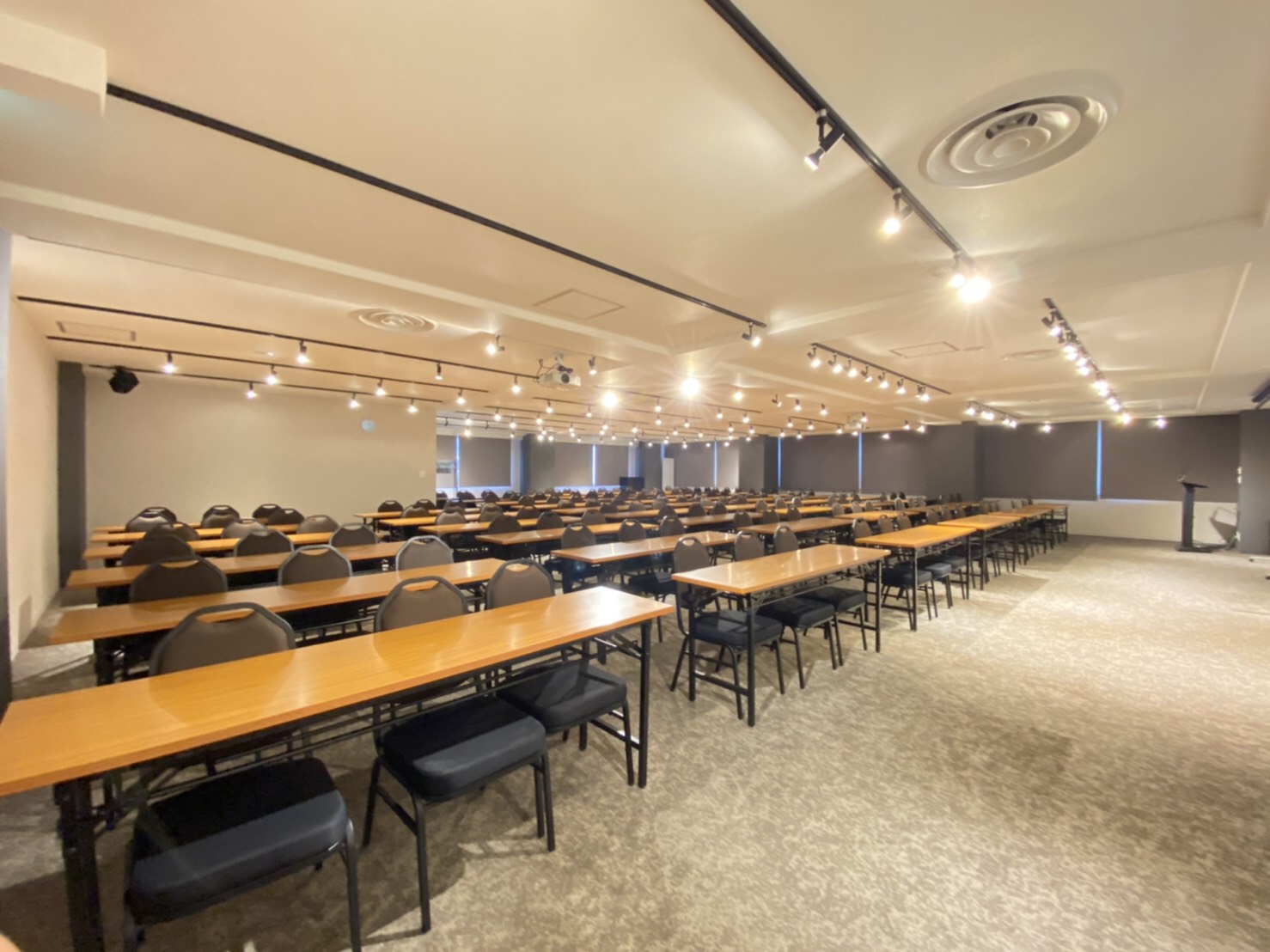 スクール形式144名着席可能 - TIME SHARING 新宿4Aの写真