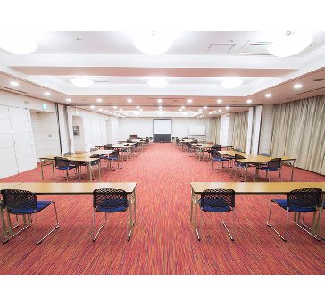 最大シアター型で２４０名収容可能です。

お客様の用途に合わせてレイアウトさせていただきます。

パーティー利用から展示会・セミナー・説明会など様々な用途でご利用いただけます。