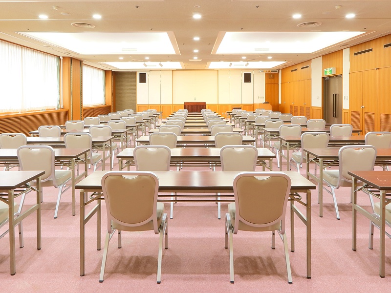 3階【嵐山】会議や研修に最適な設備が充実し、自然光と人工光を工夫した明るい空間。
スクール形式：150名　ロの字：70名