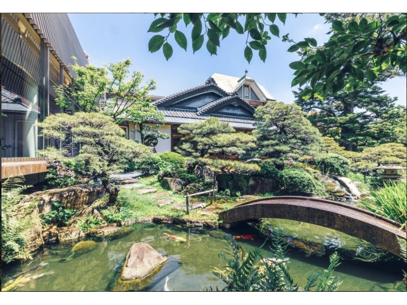 樹齢400年の大木がそびえ、
静寂に漂う水庭、枝垂桜が
四季折々の情景を描く風雅な世界