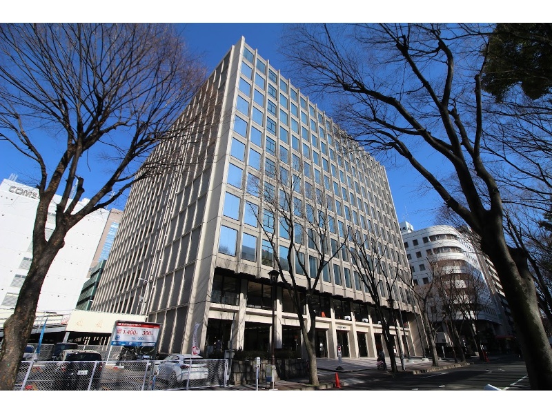 【外観】
地下鉄伏見駅すぐ。白川公園正面に位置する名古屋商工会議所。名商グリルは、名古屋商工会議所の２階にございます。
