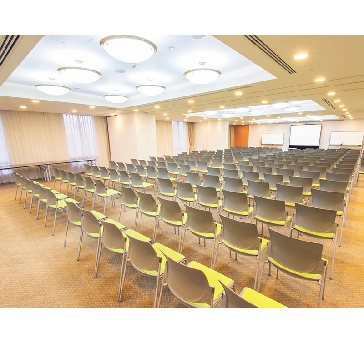 当会場の中で最も広い２００㎡の会場になります。最大シアター型で２００名収容可能です。

企業説明会・講演会・研修会・会議 など様々な用途にご対応致します。
窓が大きく開放感がありアパレル展示会やイベントルームとしてのご利用にも最適です。また、ビル最上階にあり日当たり 眺めも良く最高のロケーション。
パーティー会場としても人気の会場となります。