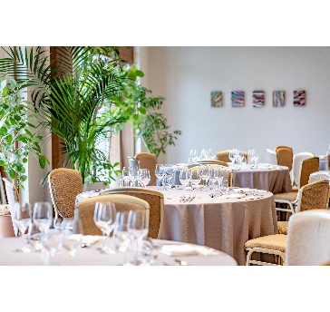 ［THE PARK ROOM／小宴会場］高層階（9階）
着席80名様／立食100名様

開放的な窓が印象的な「ザ パーク ルーム」。大きな窓から自然の光が爽やかに差し込む緑あふれるバンケットルームです。
窓の外に広がるパノラマビューを臨みながら、いつもとは違ったオフサイト感のあるひとときをお過ごしいただけます。