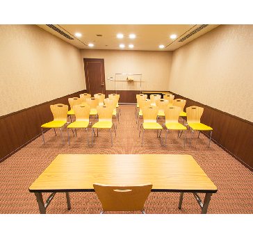 最大シアター型で３０名収容可能です。

企業説明会・講演会・研修会・会議 など様々な用途にご対応致します。
また、アパレル展示会やイベントルームとしてのご利用にも最適です。
