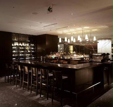毎夜R&B等のライヴが聴けるBARでは世界の銘酒が愉しめる。