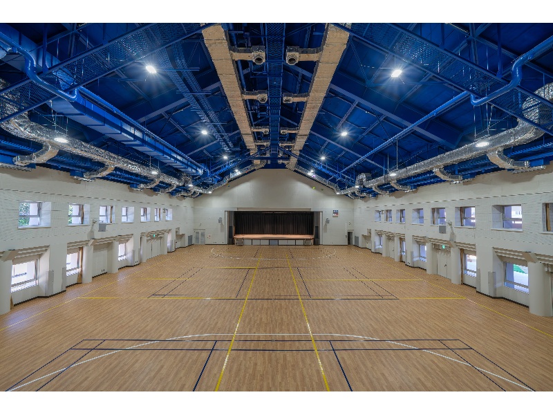 総合研修館
定員：500名
サイズ：約34m × 約22m =740㎡（ステージ含む）
設備：冷暖房空調完備
入所式、退所式、レクリエーション、体験プログラム、研修、各種スポーツに利用できます。