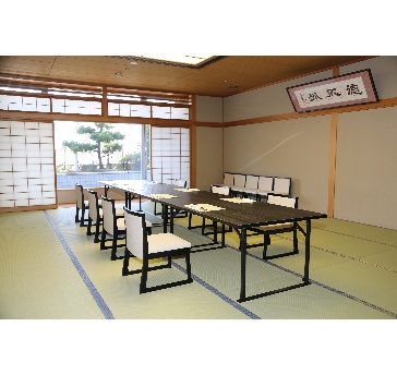 落ち着いた雰囲気の和室宴会場。最大28名様までのご宴会にも対応しています。黒塗りのテーブルと椅子を配したレイアウトも可能です。