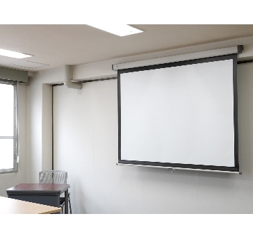 【第一会議室】をご利用の際には、スクリーンとプロジェクターが無料で使用できます。予約時にお申し付けください。