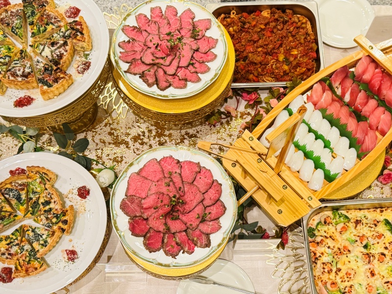 シェフが厳選した旬の食材を散りばめ、色彩のバランスまで計算し尽くされたお料理の数々を是非ご堪能ください。