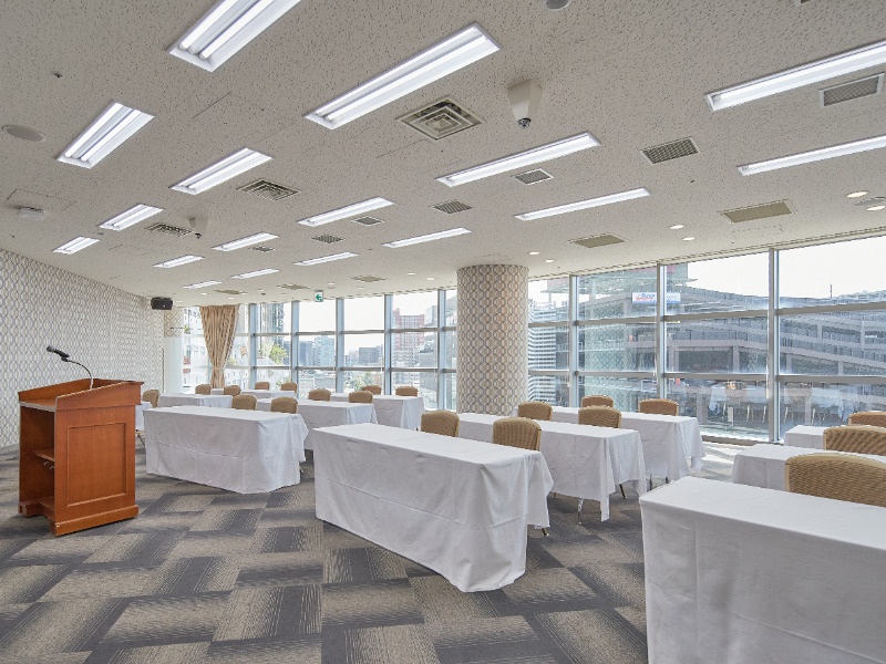 5F MEETING ROOM（ミーティングルーム） 107㎡

大きな窓からあたたかな光を感じる「ミーティングルーム」。
開放的な空間でゆったりとしたお時間をお過ごしいただけます。会議やセミナーなどにぴったりのお部屋です。