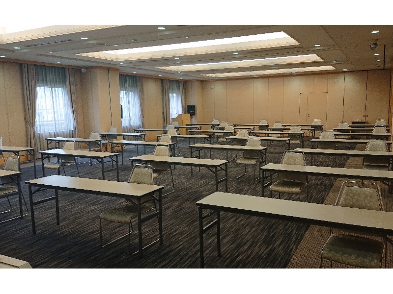 会場レイアウト２　スクール形式２８席