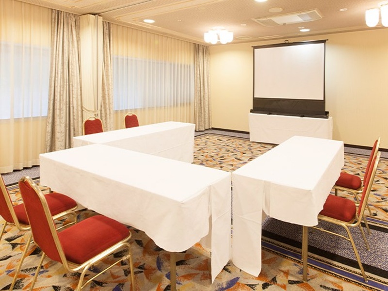 【 小宴会場 】  マーレ ／ MARE
最大30名 （ 宴会20名、セミナー20名、シアター30名 ）