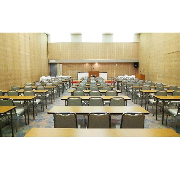 舞鶴の間（A分割）　205㎡（62坪）
会議室を利用する目的に応じて、様々なレイアウトでご提案が可能です。人数や使い方に合わせて、担当スタッフがお客様専用のレイアウト図面をご用意し、より良い実施に向けてお手伝いさせていただきます。
