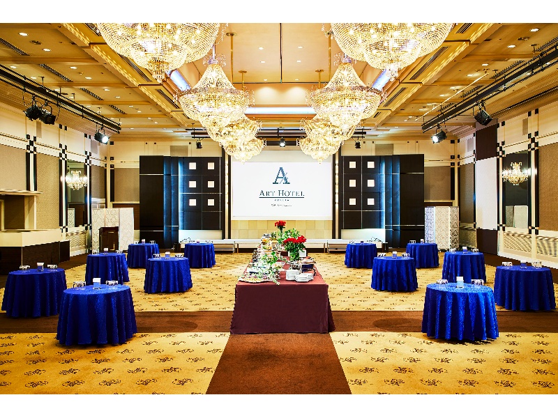宴会場「舞」
シアターで580名、スクール形式で280名、着席宴会で260名、立食宴会で430名を収容可能なマルチバンケットです。
天井開閉式で明るい外光も取り入れる事も可能です。
