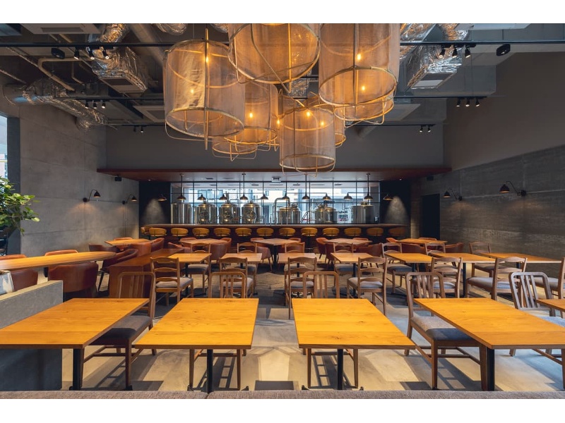 店内イメージ２
天井も高く広々とした空間です。
テーブルの組み合わせは柔軟に対応できます。