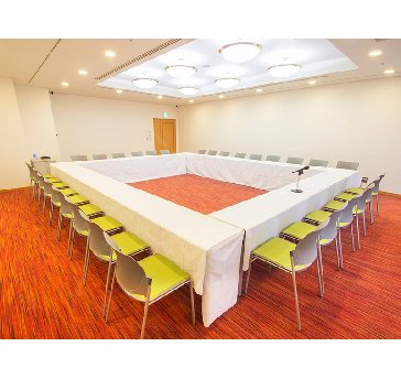 最大シアター型で８０名収容可能です。

企業説明会・講演会・研修会・会議 など様々な用途にご対応致します。
窓が大きく開放感がありアパレル展示会やイベントルームとしてのご利用にも最適です。また、ビル最上階にあり日当たり 眺めも良く最高のロケーション。
