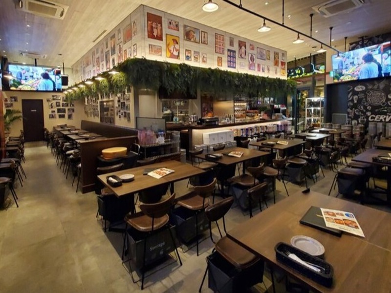 広々とした店内、各種宴会・パーティー利用も可能な開放感あるダイニングスペース