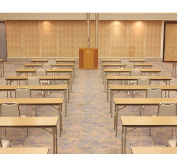 舞鶴の間（BC分割）　300㎡（90坪）
会議室を利用する目的に応じて、様々なレイアウトでご提案が可能です。人数や使い方に合わせて、担当スタッフがお客様専用のレイアウト図面をご用意し、より良い実施に向けてお手伝いさせていただきます。