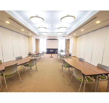 最大シアター型で６０名収容可能です。

企業説明会・講演会・研修会・会議 など様々な用途にご対応致します。
窓が大きく開放感がありアパレル展示会やイベントルームとしてのご利用にも最適です。また、ビル最上階にあり日当たり 眺めも良く最高のロケーション。