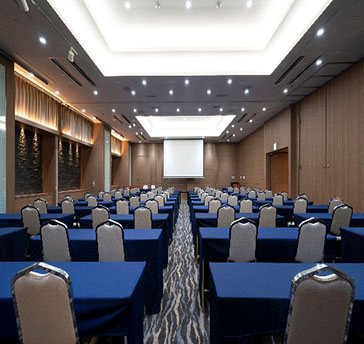 講演会やセミナー、研修等、企業、団体様の会議など、120名様まで収容可能な大ホールから、少人数でご利用の会議室まで、あらゆるニーズにお応えする空間をラインナップ。