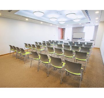 最大シアター型で６０名収容可能です。

企業説明会・講演会・研修会・会議 など様々な用途にご対応致します。
窓が大きく開放感がありアパレル展示会やイベントルームとしてのご利用にも最適です。また、ビル最上階にあり日当たり 眺めも良く最高のロケーション。