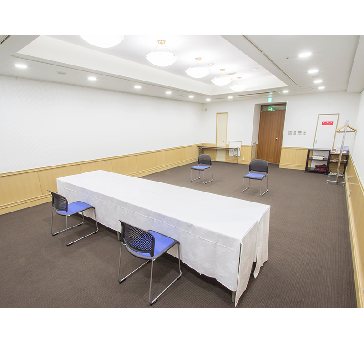 最大シアター型で７０名収容可能です。

お客様の用途に合わせてレイアウトさせていただきます。

「会議・研修・セミナー・展示会・パーティー等」、様々なニーズに合わせてご利用いただけます。