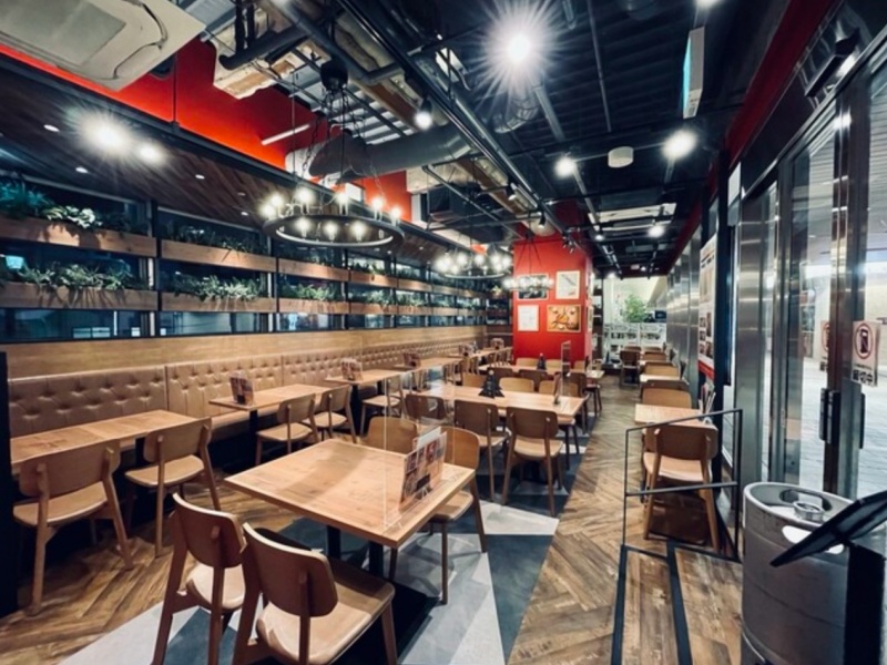 【駅直結！】着席最大69名、立食最大80名まで貸切可能なため、大人数での宴会やパーティーに最適です。3時間以上の飲み放題や食べ放題コースも充実しており、店内にはおしゃれで落ち着いた空間が広がります。広々としたテーブル席やソファー席を備え、ゆったりとお過ごしいただけます。