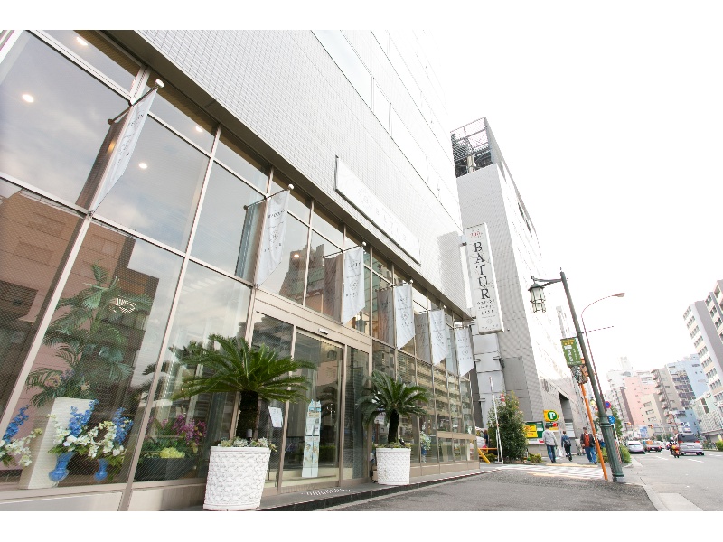 東新宿駅Ａ１出口を左へ30秒の駅チカ！大通りに面しているのでタクシー手配も◎