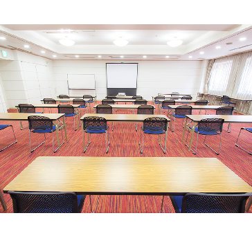 最大シアター型で１２０名収容可能です。

お客様の用途に合わせてレイアウトさせていただきます。

パーティー利用から展示会・セミナー・説明会など様々な用途でご利用いただけます。