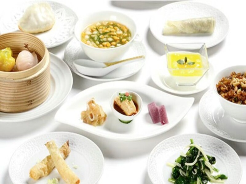 【料理一例】
フランスの宮殿を思わせる豪華と美しさを極めた高級感のある空間にて、中国飯店の伝統ある本格中華料理をお楽しみいただけます。