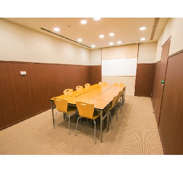 最大シアター型で１４名収容可能です。

企業説明会・講演会・研修会・会議 など様々な用途にご対応致します。