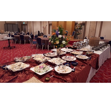 立食では、350名から400名位まで収容可能です。
画像は、立食メインの会場に一部着席スタイルも絡めた内容です。
