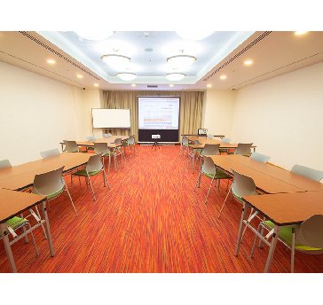最大シアター型で８０名収容可能です。

企業説明会・講演会・研修会・会議 など様々な用途にご対応致します。
窓が大きく開放感がありアパレル展示会やイベントルームとしてのご利用にも最適です。また、ビル最上階にあり日当たり 眺めも良く最高のロケーション。
