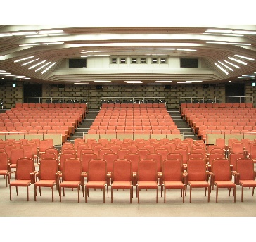 国際会議ホールの室内。アリーナ席は自由に椅子や机をレイアウトできます。