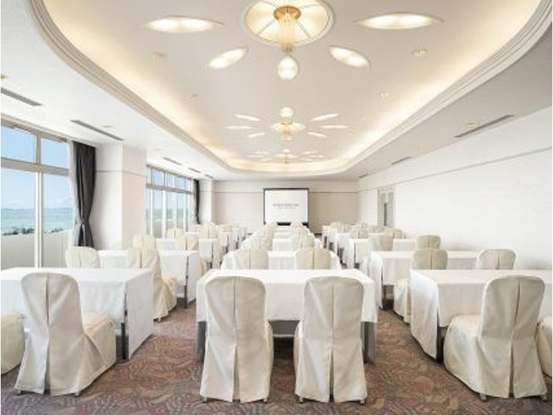 中規模パーティーや会議に最適なMeeting Room1。洗練された洋風空間で、会議から企業宴会まで幅広く対応いたします。